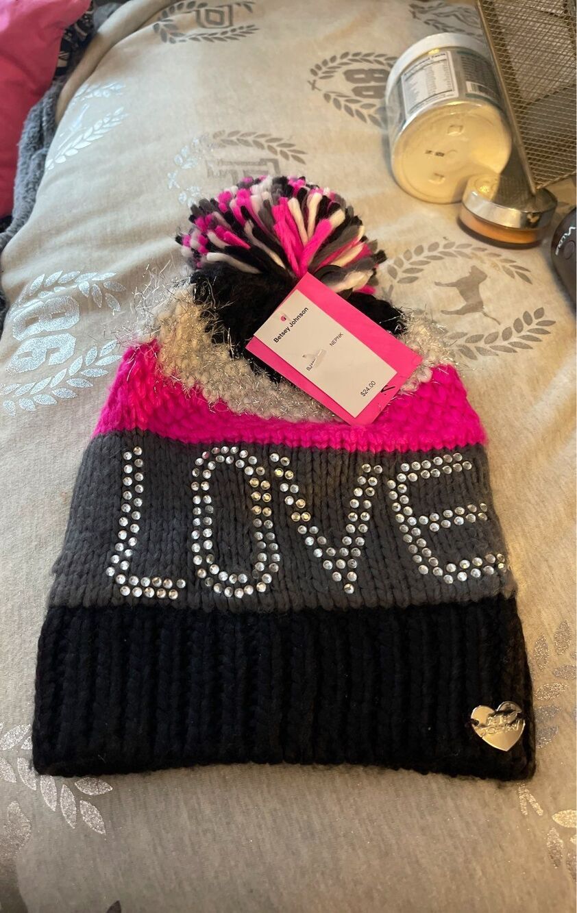 NWT Betsey Johnson pom hat